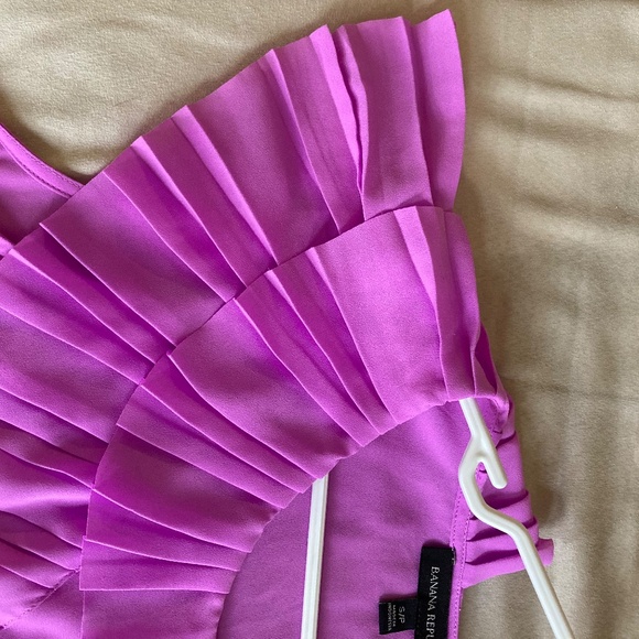 Banana Republic sleeveless top in vivid fuchsia colour & flattering style. - Picture 5 of 7